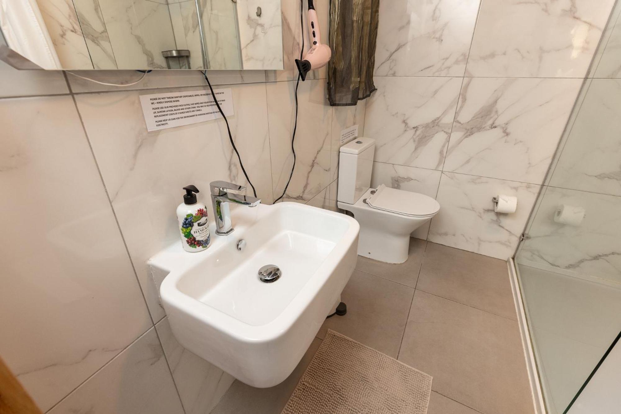 Pinewood Apartment Saint Julian's ภายนอก รูปภาพ