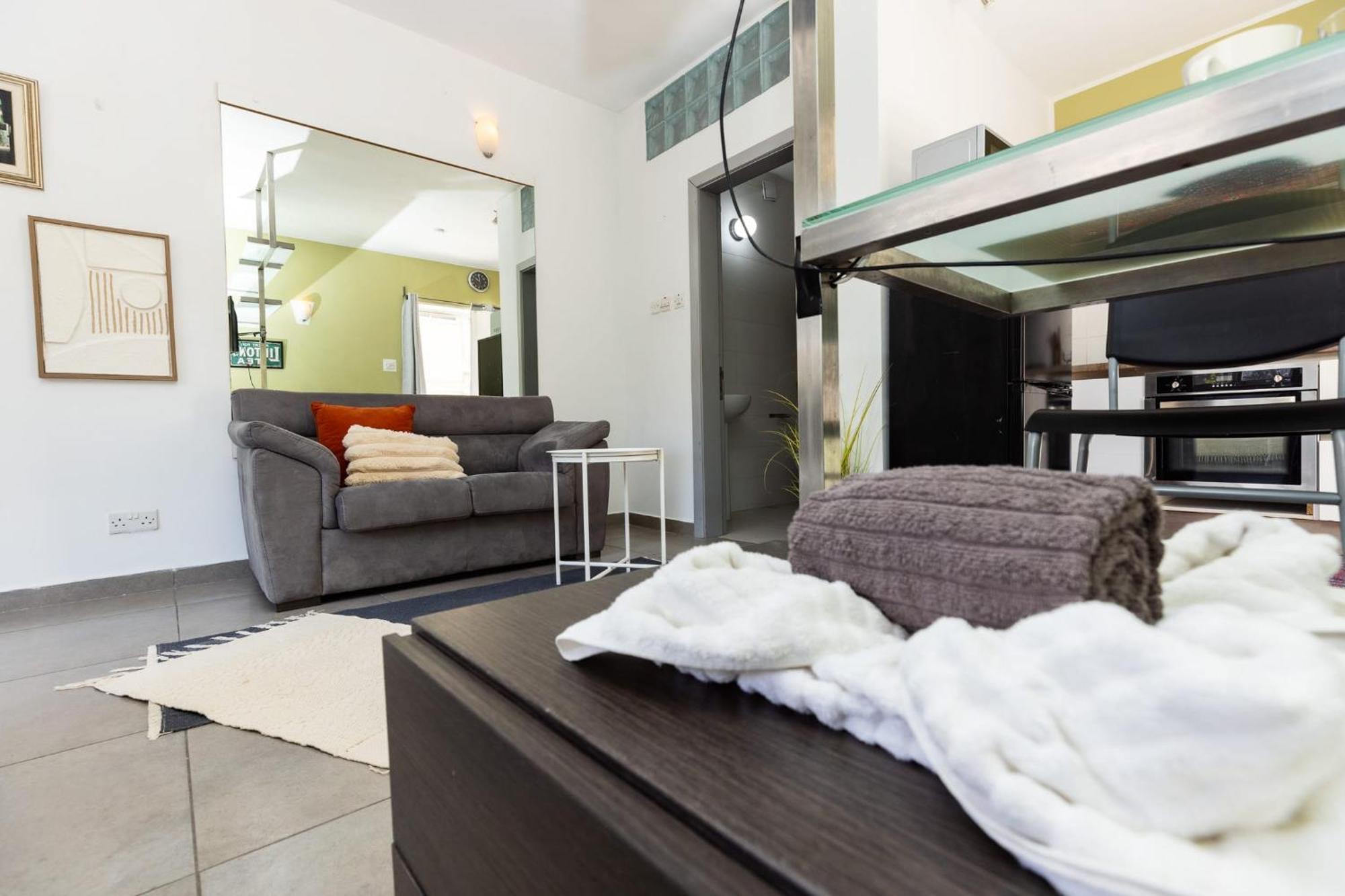 Pinewood Apartment Saint Julian's ภายนอก รูปภาพ
